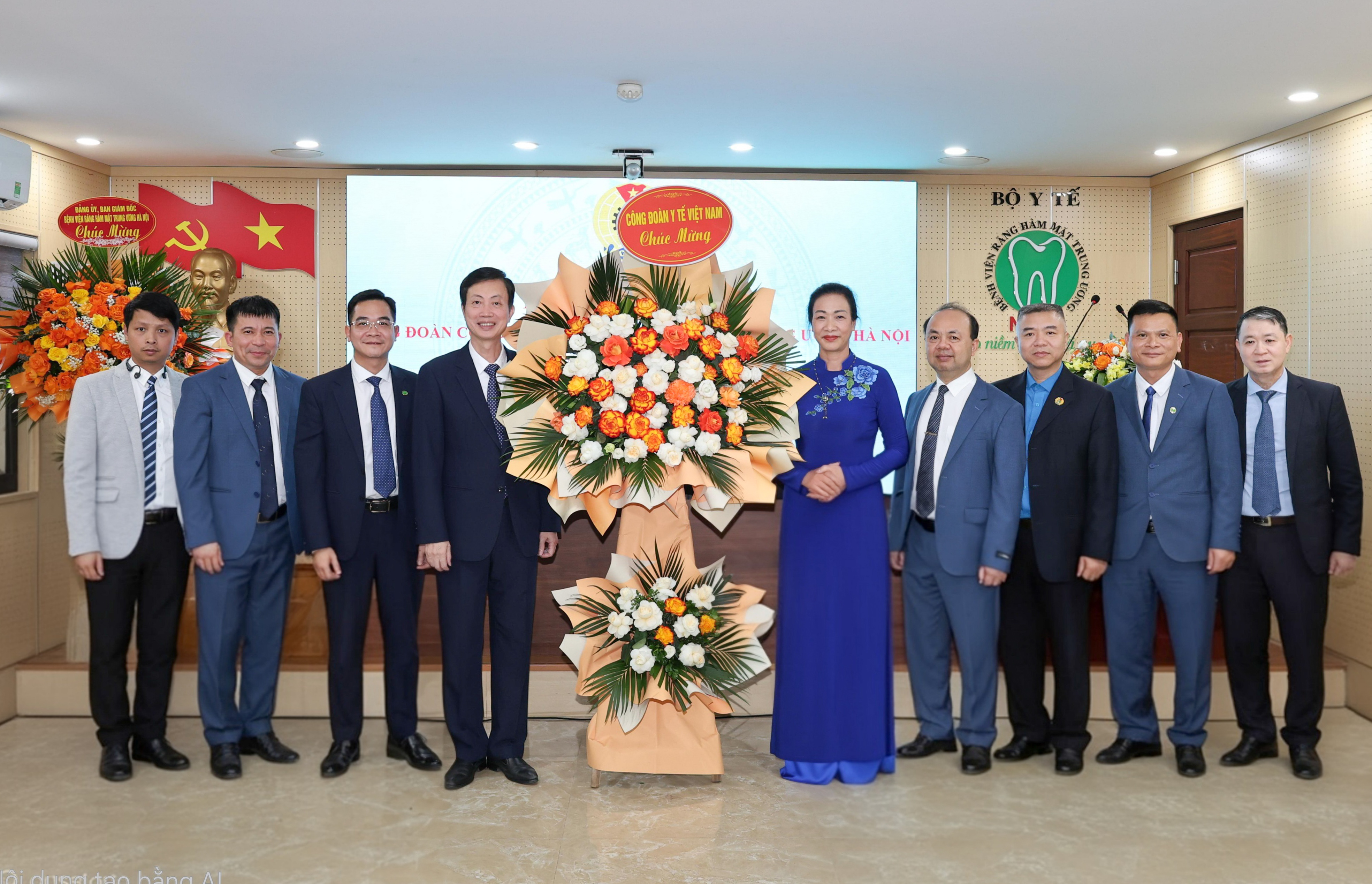 Đồng chí Phạm Thanh Bình, Chủ tịch Công đoàn Y tế Việt Nam tặng hoa chúc mừng Đại hội